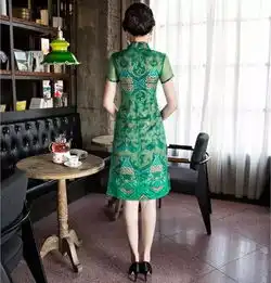 庭前花木满,院外小径芳,旗袍多绮丽,美丽常相伴