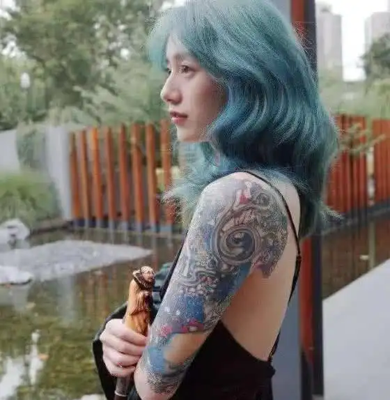 同样是纹身黑尾酱的反差大,张铭恩的高贵,而他的堪称疯狂