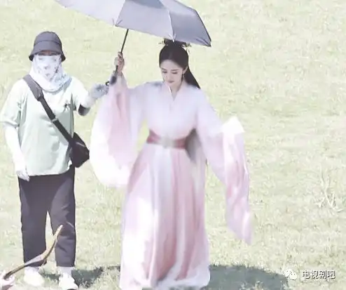 古装女神杨幂穿一身粉袍撑伞仙气飘飘
