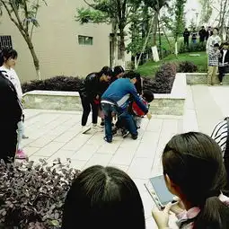 男子跪地表白却等来女主和她男友场面尴尬至极