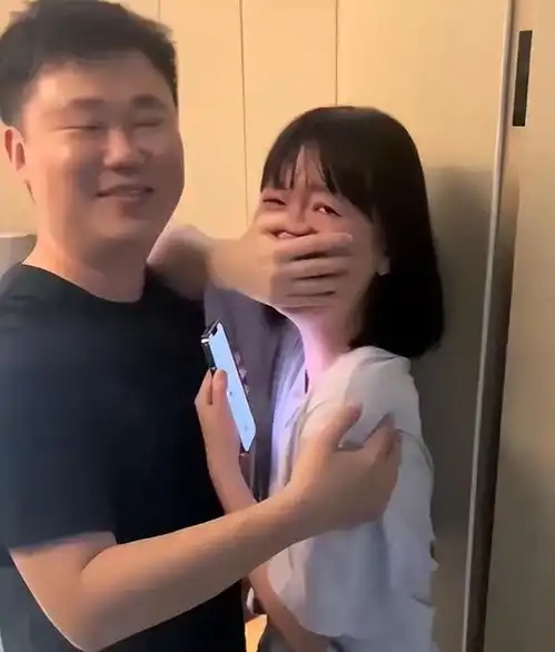 江苏一女生查分后喜极而泣,第一时间给爷爷奶奶报喜,激动相拥