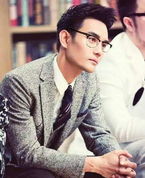 戴眼镜的男星们,李现儒雅朱一龙温柔,易烊千玺帅到窒息