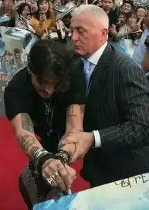 约翰尼德普抢着给影迷签名大张伟却说不想写了