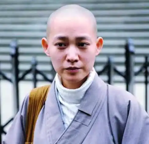 只因离婚分到30万家产,被哥哥送入精神病院,得救后,她心碎出家