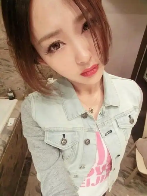 求这个美女的名字或者这张图原图是网红吗谢谢