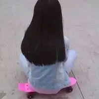 背景为太阳的女生盘腿坐头像