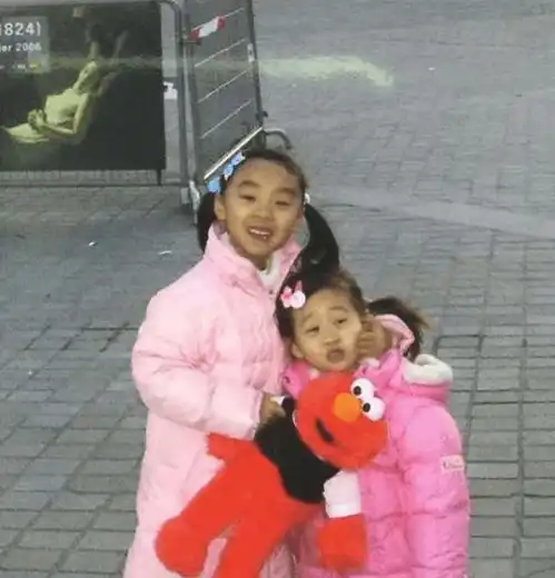 李连杰小女儿晒与姐姐近照浓妆艳抹打扮成熟,小女儿穿吊带身材丰腴
