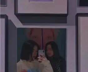 汪峰女儿小苹果与网红闺蜜同框戴英伦风网纱礼帽眼神灵动