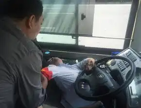 女公交司机突发疾病将车停稳放下乘客报警后昏迷