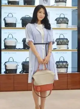 女星基本款过招t恤衬衫搭也吸睛