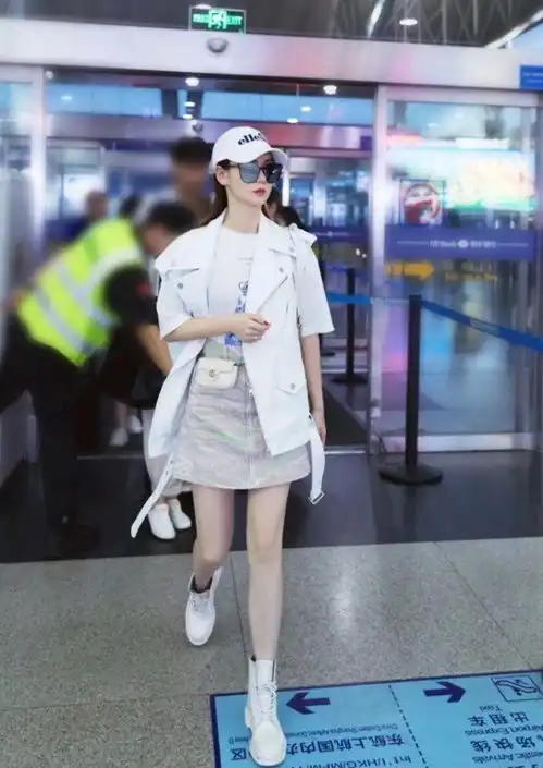 戚薇秀恩爱上瘾穿李承铉的坦克鞋秀腿长,意外靓到无敌