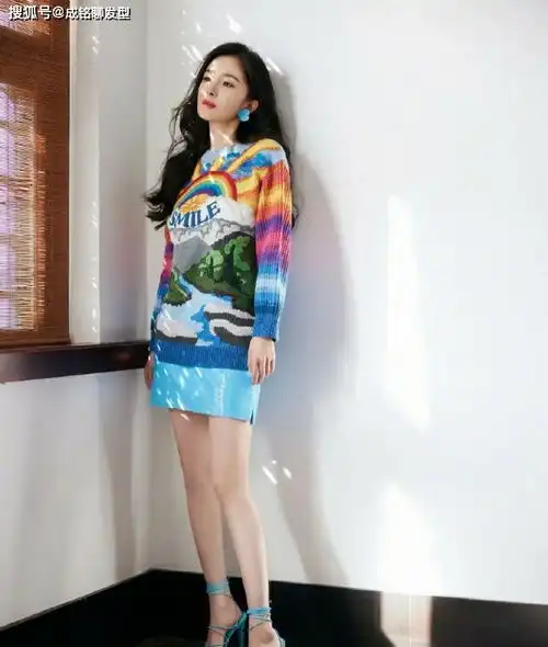 杨幂气质真高级,花开衫毛衣牛仔裤时髦减龄,大波浪卷发魅力十足