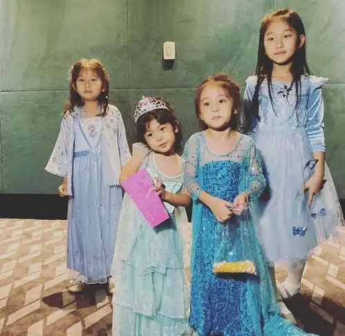 贾静雯一家四口包场请好友看电影,霍建华疑带女儿同行变超级奶爸