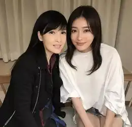 51岁周慧敏与37岁秦岚罕见同框,两人满脸胶原蛋白,看着像同龄人
