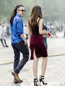 街拍紫罗兰气质长裙美女和男友逛街,网友男友更抢镜头
