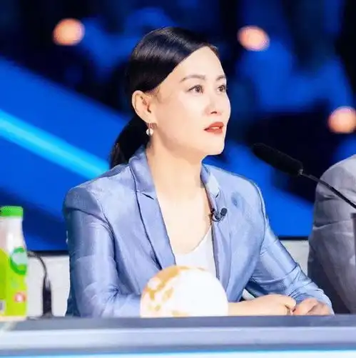 54岁邬君梅气质真好,穿缎面西装高级惊艳,岁月沉淀出来的美人