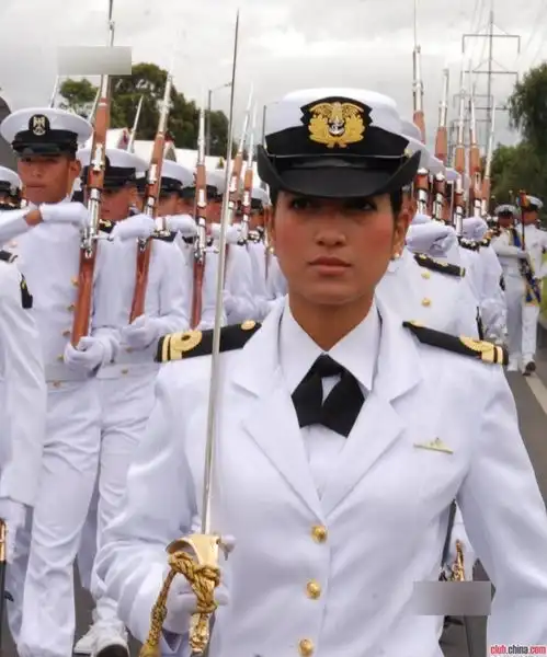 女性能顶半边天全球美女女兵大集合