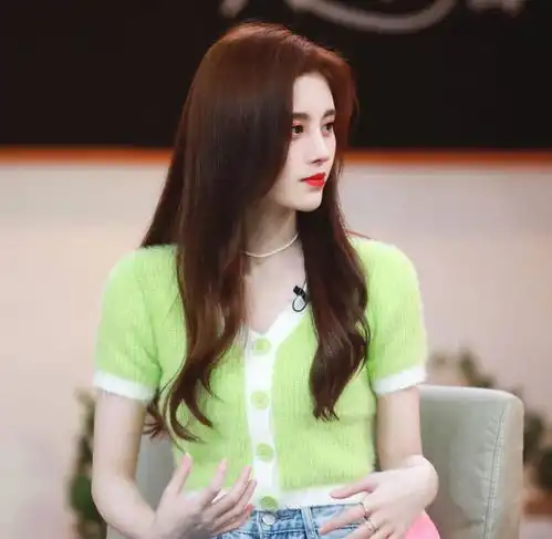 四千年一遇的美女又翻车了别人都穿睡衣,唯独鞠婧祎把演出服拿出来穿