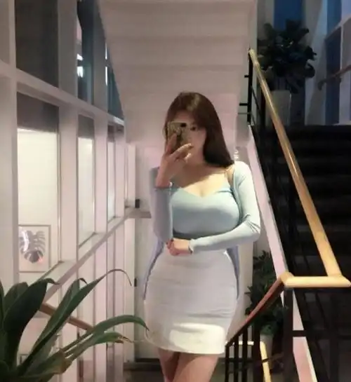 街拍甜美高挑有气质的美女,打扮很迷人