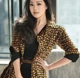 丰腴女神章小蕙,v领毛衣配半身纱裙,56岁仍然有着曼妙身材