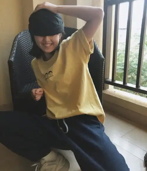张子枫现身,戴着小圆帽挺可爱,穿黄颜色短袖可显活力感了