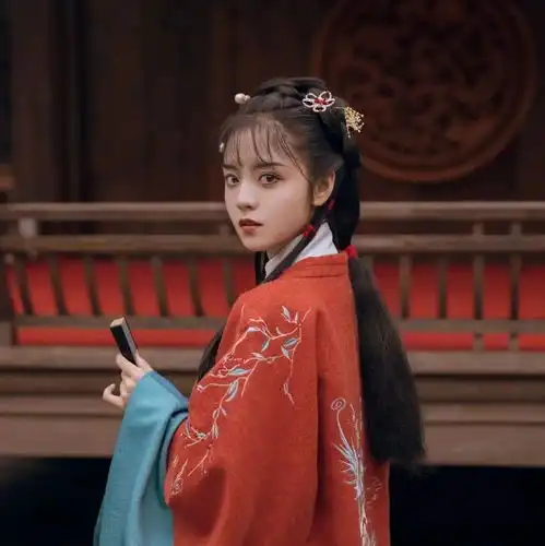 00后女孩穿汉服还原四大名著美人,人民网点名称赞网友真是一眼万年