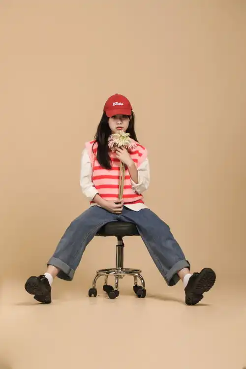 手拿鲜花滑轮椅青年学生少女人物摄影图摄影