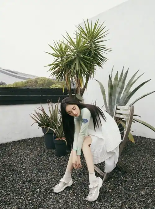 女神级的简洁穿搭手册不同白色服装款式尽显时髦,还不快学起来