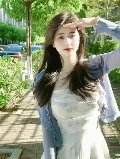手握鲜花的气质美女
