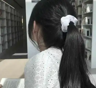 女生脸上有这3特征,别再披头散发了,扎起来颜值更高