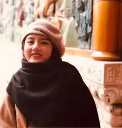 程潇度假鸡蛋花戴头上这么好看,宋祖儿贝雷帽加卡其大衣好淑女