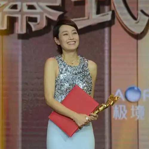 马伊琍穿一袭长裙看着身材还挺好的,女人味十足,但款式有点老气