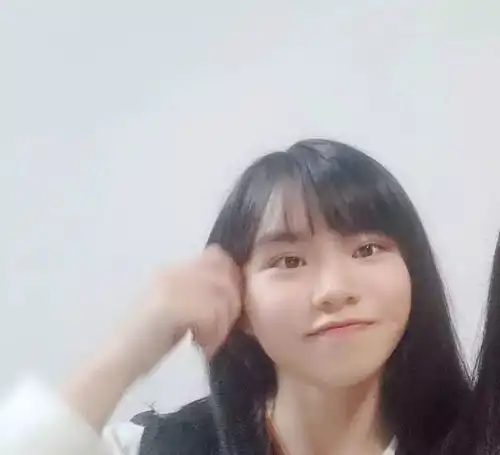 是个活泼开朗的小女孩,爱搞怪,偶尔撒撒娇,想要谈甜甜的恋爱