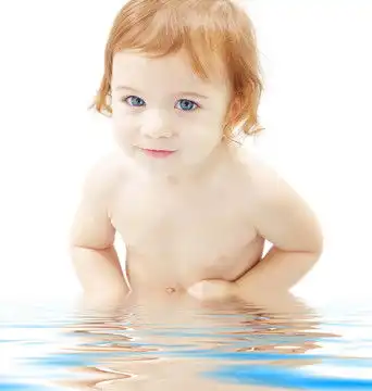 小男孩洗澡