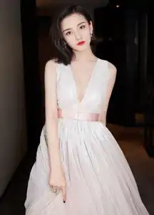 涂大红唇,穿深v礼服,宋祖儿从精灵少女变身小仙女,要转型
