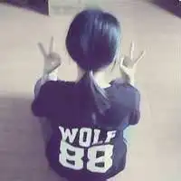 qq头像女背影衣服带数字坐着的图片