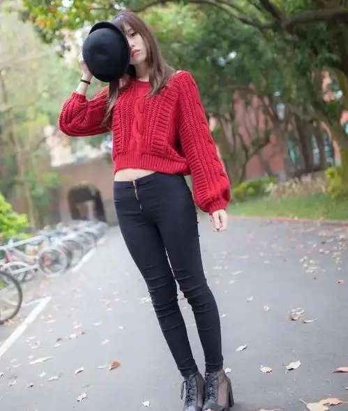 街拍牛仔裤美女展现清新时尚的女性温柔美