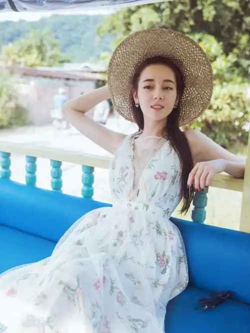 有一种气质叫热巴穿白裙,仙气十足还洋气,配初恋编发甜美