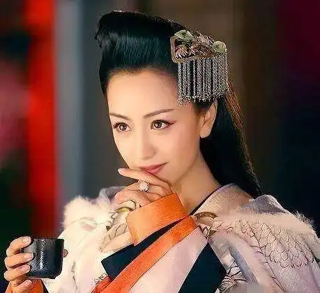 于正一直捧不红的千年女二杨蓉,如今长成玻尿酸脸让人唏嘘