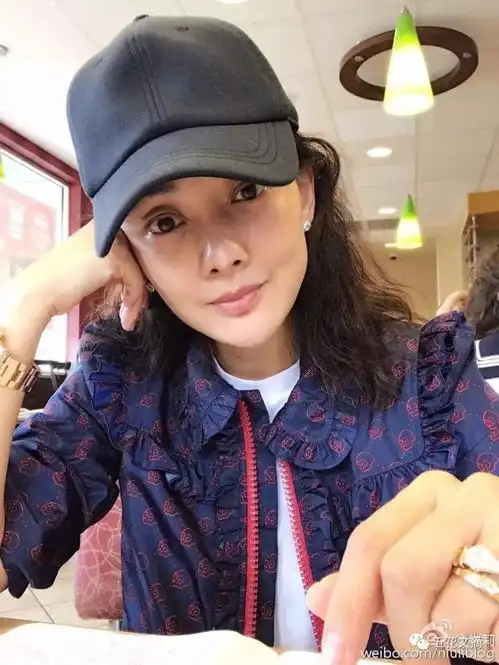 她是央视春晚最美钉子户45岁脸蛋逆生长马甲线完爆少女低调嫁二婚富豪8岁女儿像老公丑哭网友刚出生时连自己都嫌弃