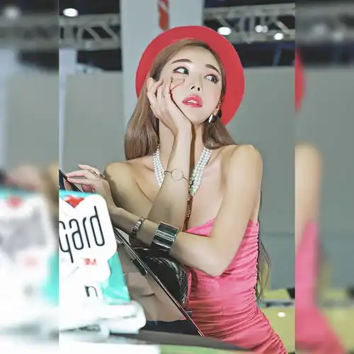 美女穿搭小姐姐韩佳恩的粉色裹胸裙