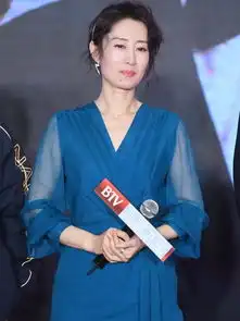 牛莉刘敏涛同框,牛莉白色西装配蕾丝,刘敏涛青色纱裙太减龄