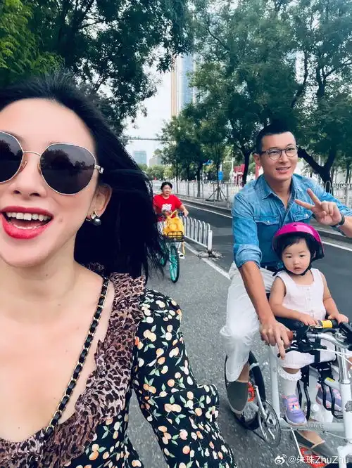 朱珠和老公带女儿在北京街头骑行一家幸福甜蜜