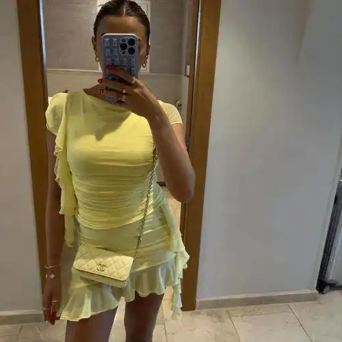 格拉利什女友晒度假美照穿比基尼喝香槟