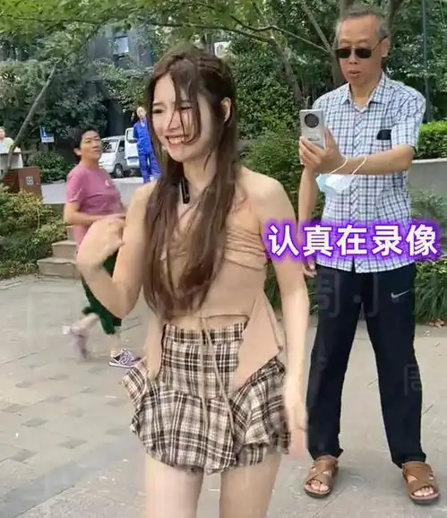 天津女子跳舞遭人围观,大爷看得津津有味