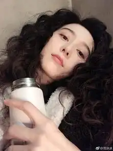 范冰冰晒十二三岁青涩照黑发浓密皮肤白到发光