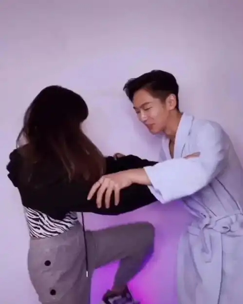 40岁大妈的忘年恋,爱上小18岁男模,男方撞脸屈楚萧