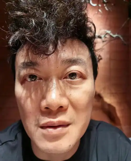 笑麻了陈奕迅深夜发搞怪图,演绎饿与饱,网友求断更吧