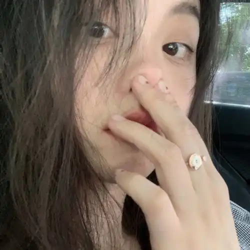 女生头像默默的看着一个男生,不要说话,看他什么反应