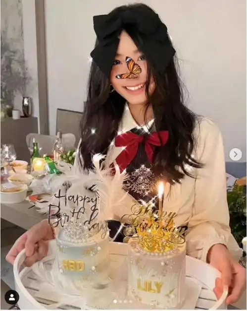小s为女儿庆生唯缺爸爸,13岁许韶恩越发标致,母女四人温馨同框